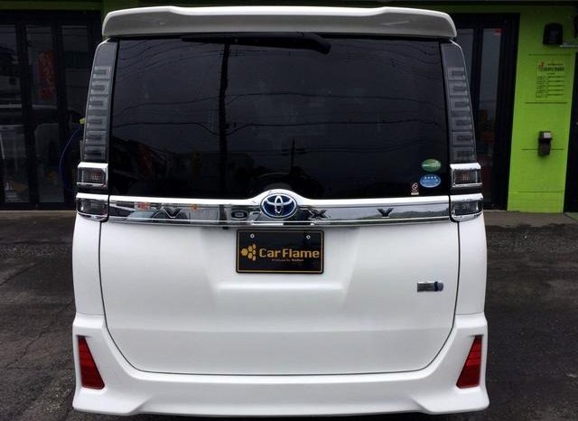 
								TOYOTA VOXY HYBRID ZS full									