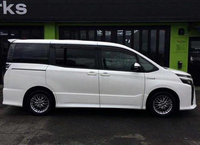 
								TOYOTA VOXY HYBRID ZS full									