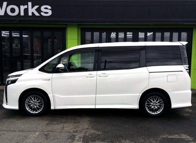 
								TOYOTA VOXY HYBRID ZS full									