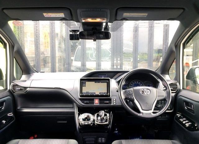 
								TOYOTA VOXY HYBRID ZS full									