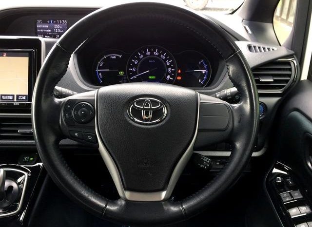
								TOYOTA VOXY HYBRID ZS full									
