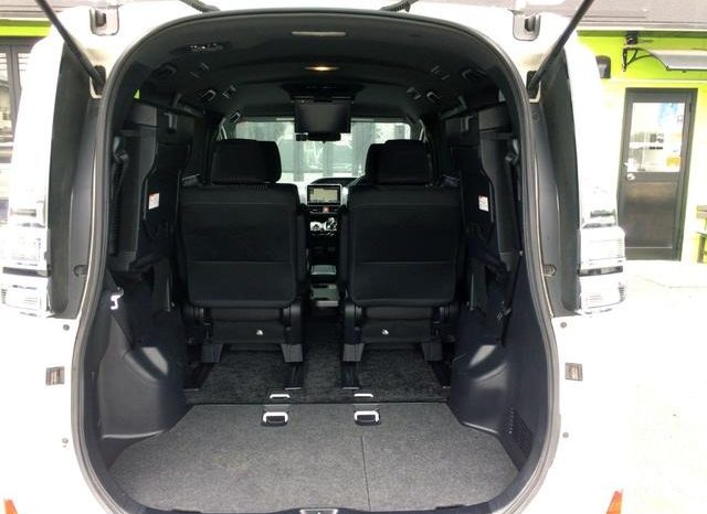 
								TOYOTA VOXY HYBRID ZS full									