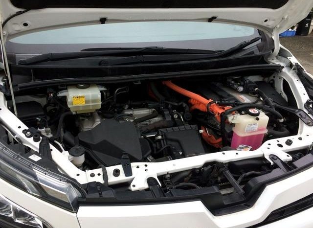 
								TOYOTA VOXY HYBRID ZS full									