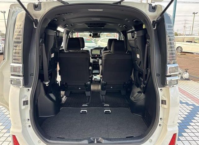 
								TOYOTA VOXY HYBRID ZS KIRAMEKI II full									