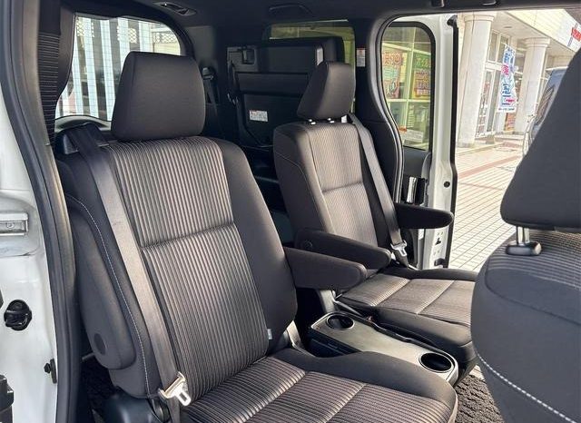 
								TOYOTA VOXY HYBRID ZS KIRAMEKI II full									