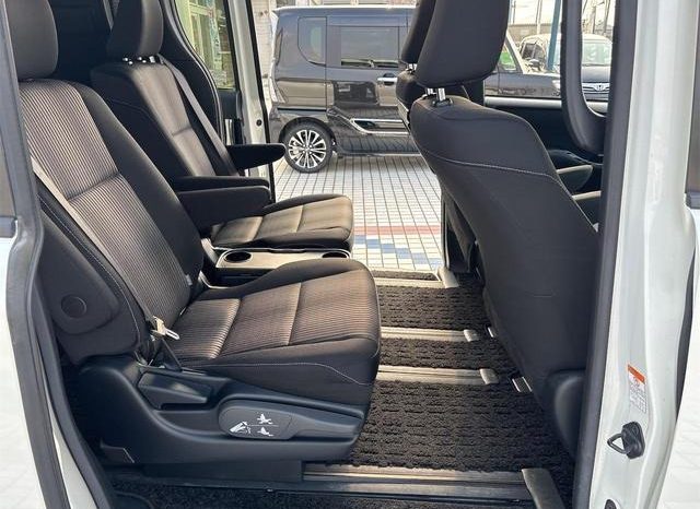 
								TOYOTA VOXY HYBRID ZS KIRAMEKI II full									