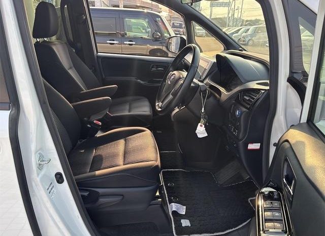 
								TOYOTA VOXY HYBRID ZS KIRAMEKI II full									