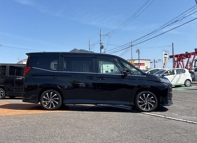 
								TOYOTA NOAH HYBRID S-Z full									