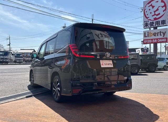 
								TOYOTA NOAH HYBRID S-Z full									