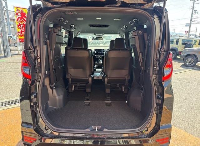 
								TOYOTA NOAH HYBRID S-Z full									