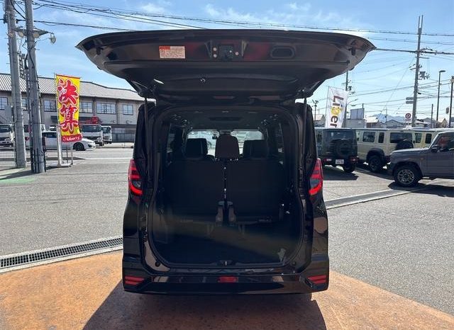 
								TOYOTA NOAH HYBRID S-Z full									