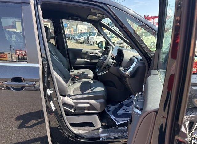 
								TOYOTA NOAH HYBRID S-Z full									