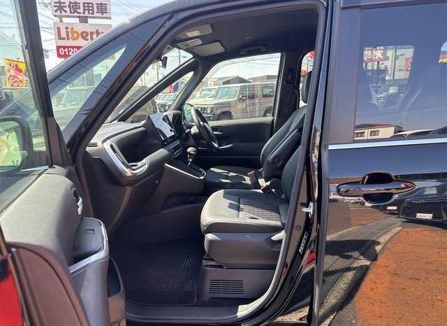 
								TOYOTA NOAH HYBRID S-Z full									