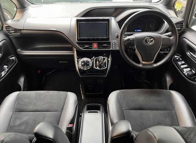 
								TOYOTA VOXY HYBRID ZS KIRAMEKI III full									