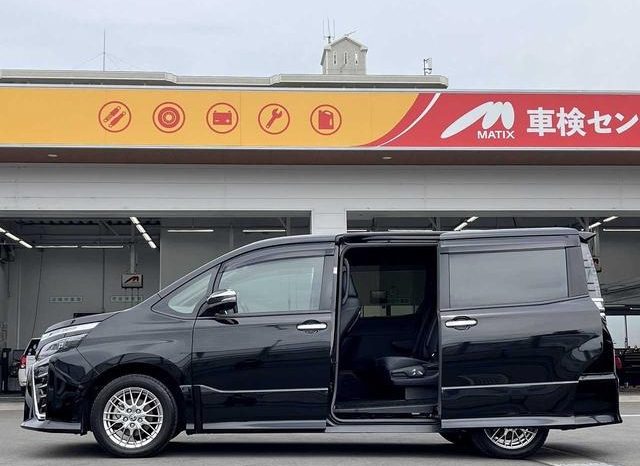 
								TOYOTA VOXY HYBRID ZS KIRAMEKI III full									