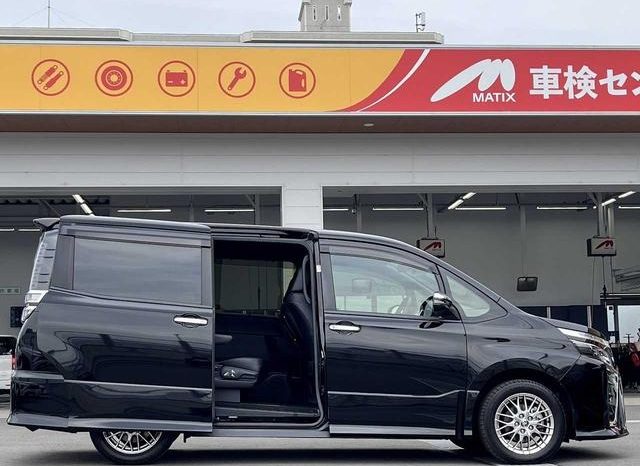
								TOYOTA VOXY HYBRID ZS KIRAMEKI III full									