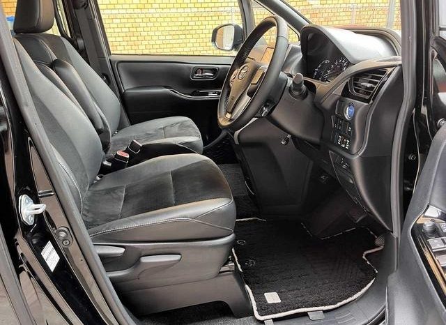 
								TOYOTA VOXY HYBRID ZS KIRAMEKI III full									