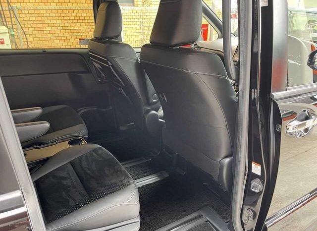 
								TOYOTA VOXY HYBRID ZS KIRAMEKI III full									