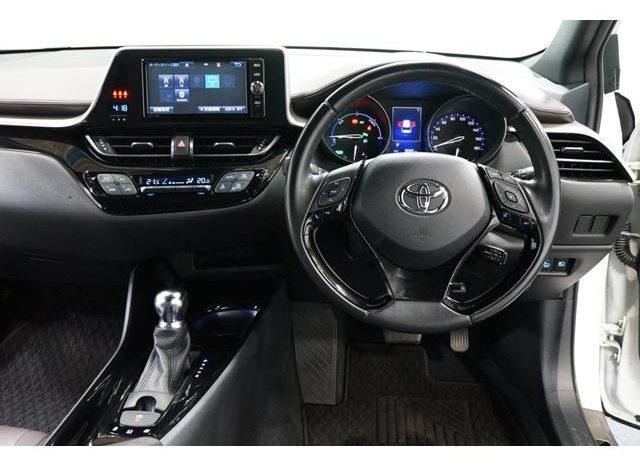 
								TOYOTA C-HR G full									
