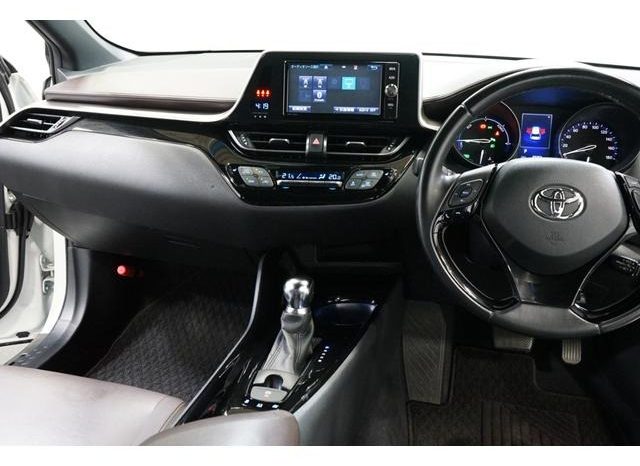 
								TOYOTA C-HR G full									