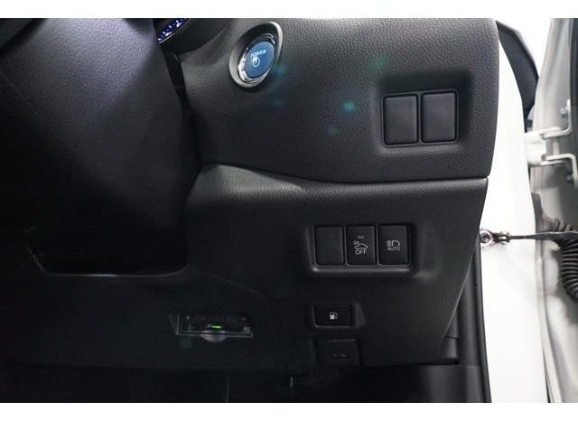 
								TOYOTA C-HR G full									