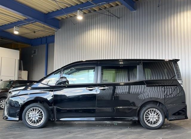 
								TOYOTA VOXY HYBRID ZS KIRAMEKI III full									