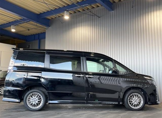 
								TOYOTA VOXY HYBRID ZS KIRAMEKI III full									