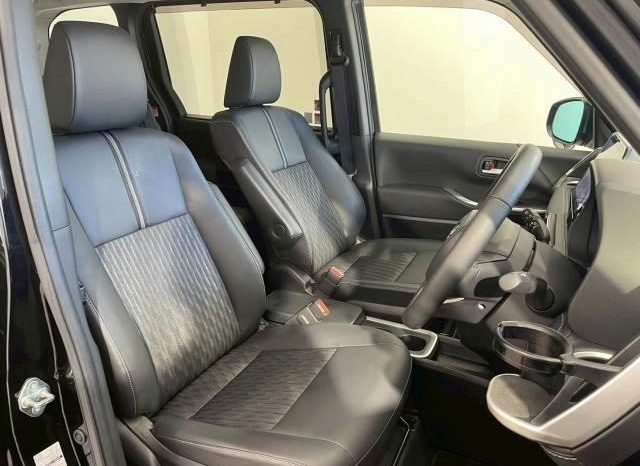 
								TOYOTA NOAH HYBRID Z full									
