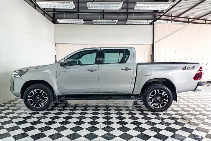 
								TOYOTA HILUX full									